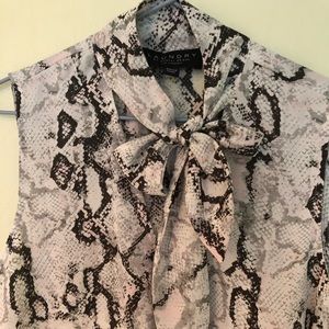 Beautiful blouse with 3 separate styles Size Small